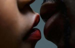Skūpstoties cilvēki noliecas uz labo pusi, saka Science