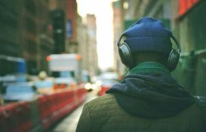 Hvordan at lytte til musik, mens du går, kan sætte børn i fare