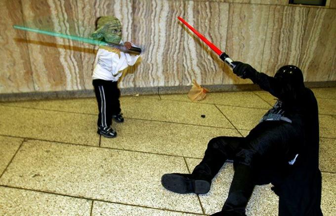 isa ja poeg Star Warsi riietuses