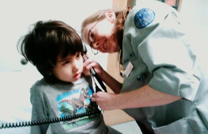 niño siendo revisado por un pediatra