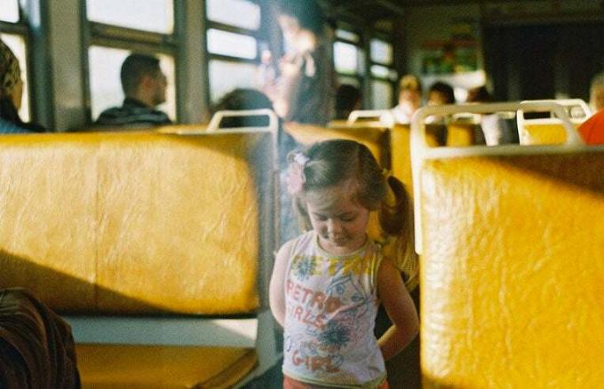 garota tímida no ônibus