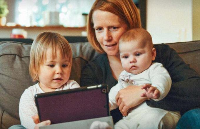 μωρά που χρησιμοποιούν το ipad με τη μητέρα
