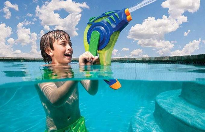 „SwimWays Flood Force Water Cannon“ – geriausi baseino žaislai ir žaidimai vaikams