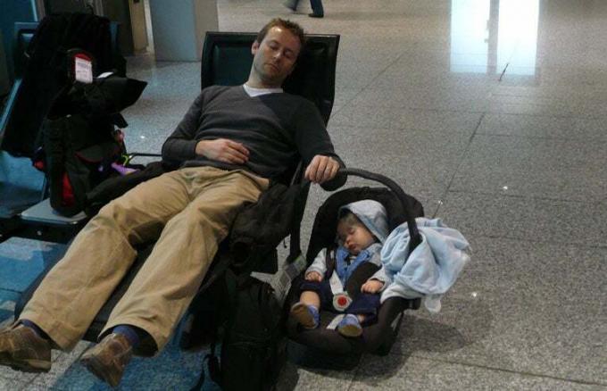 papa-dort-avec-bebe-a-l-aeroport