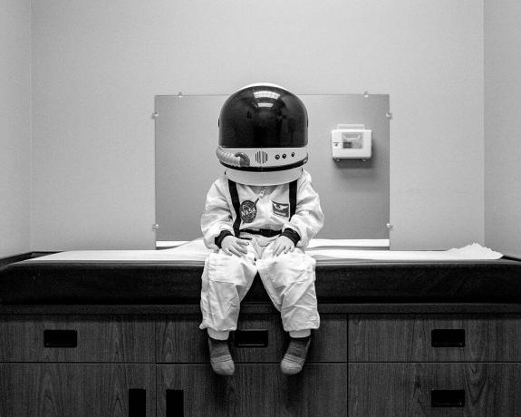 Tētis fotografē savu astronautu dēlu, pētot jaunas pasaules