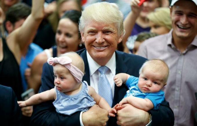 donald-trump-posiert-mit-babys