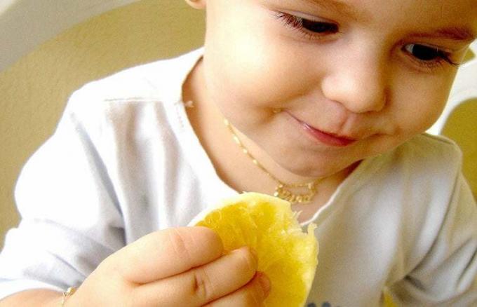 オレンジを食べる幼児