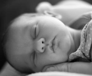 Waarom je pasgeboren baby in slaap laten vallen zo irritant en geweldig is?