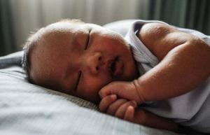 조디 민델 박사(Dr. Jodi Mindell)가 아기의 수면 일정을 정상화하는 방법에 대해 설명합니다.