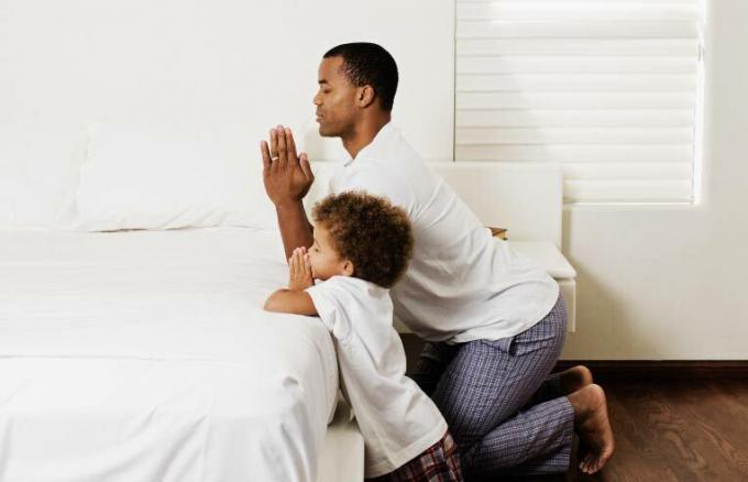 tată și fiu rugându-se