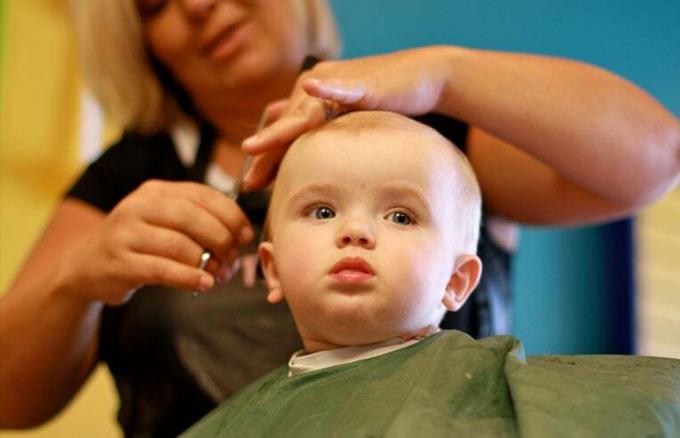 bebé-cortándose-el-primer-pelo