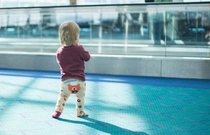 copil mic care se plimba pe aeroport