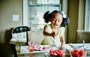 „Knork“ stalo įrankiai leidžia tėvams valgyti ir maitinti vaikus viena ranka