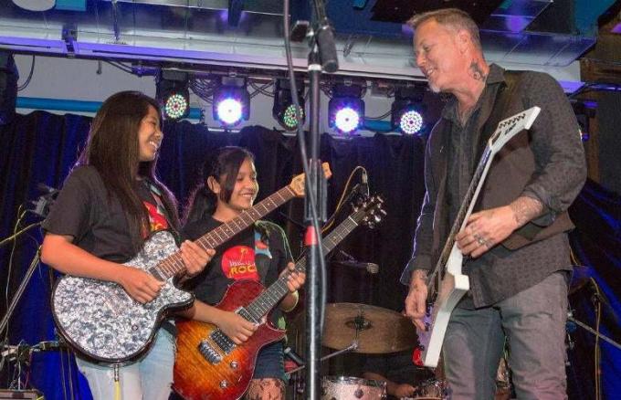 James Hetfield de Metallica actuando con niños