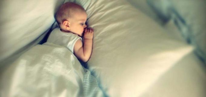 A segurança do sono para bebês não é seguida com frequência, de acordo com a AAP