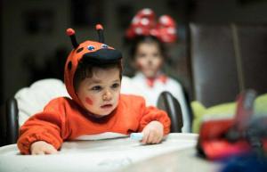 جورج كلوني يصف أزياء الهالوين للأطفال الرضع بأنها "قاسية"