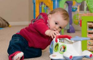 Duur speelgoed: baby speelt niet met speelgoed dat bij de leeftijd past
