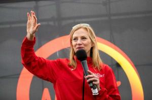 Mary Wittenberg, CEO da Virgin Sport, fala sobre como aumentar mulheres fortes com esportes de equipe