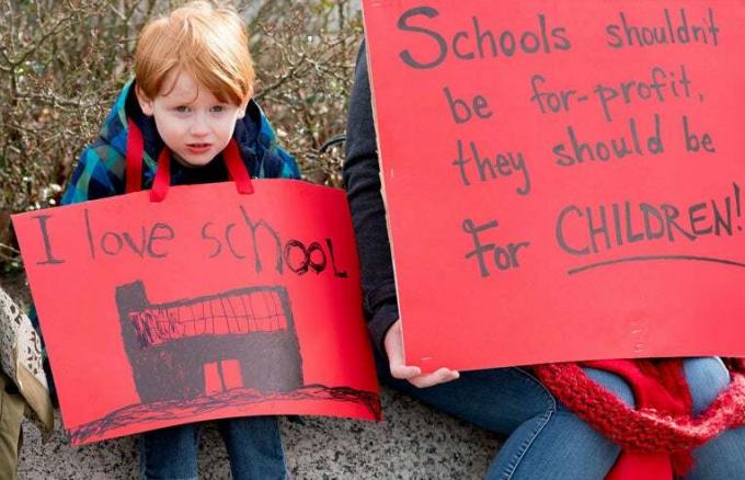 barn som protesterar för utbildning