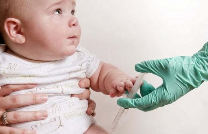 dojenček dobi cepljenje