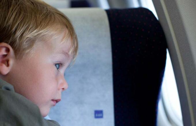 Kind schaut aus Flugzeugfenster