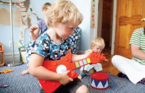 Kuinka opettaa lapsellesi musiikkia ja tehdä heistä älykkäämpiä prosessin aikana