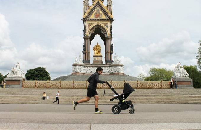 tatăl face jogging cu copilul