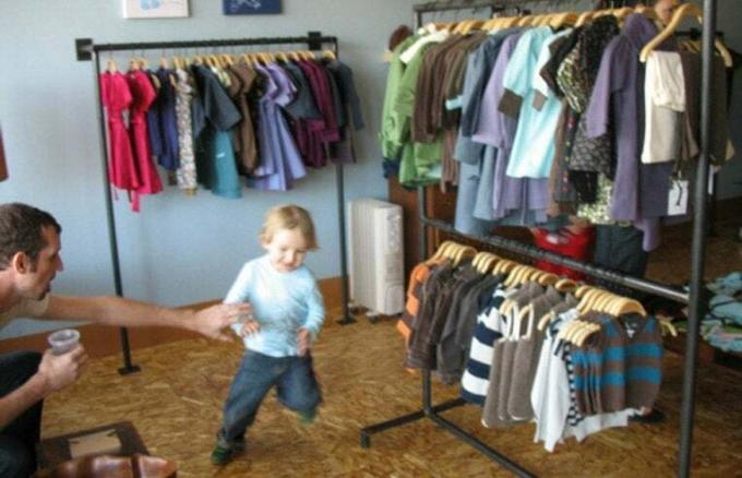 niño corriendo en la tienda de ropa