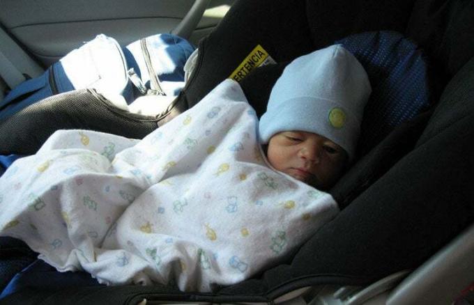 ทารกแรกเกิดในรถ