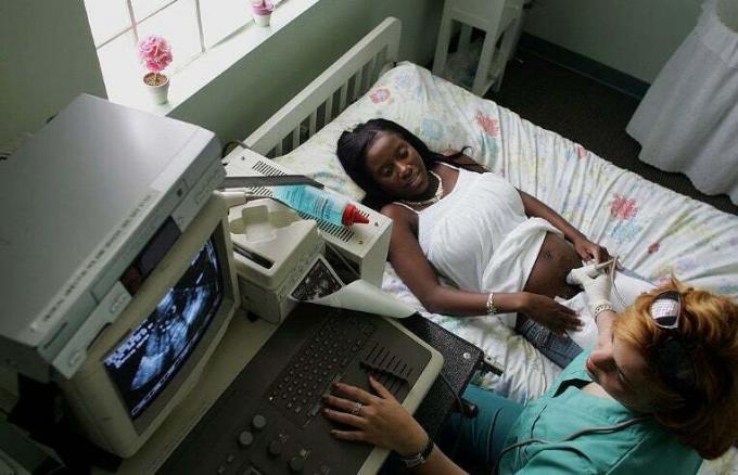 těhotná žena dostává ultrazvuk