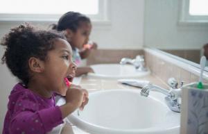 Kuinka manipuloida lapsi harjaamaan hemmetin hampaat