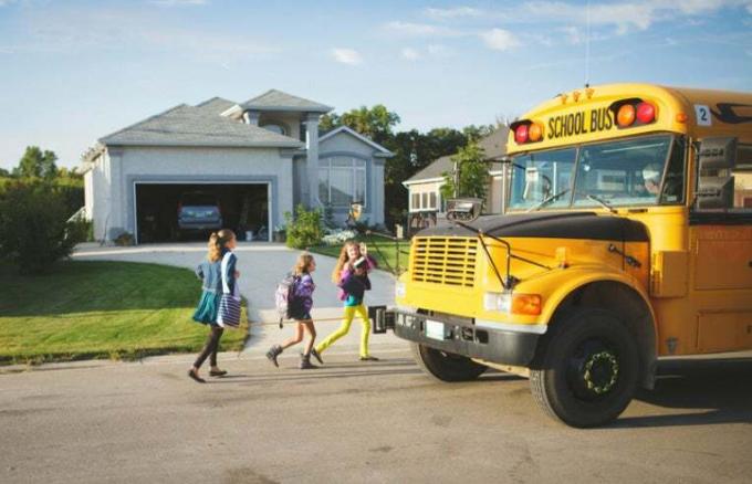 anak-anak berlari ke bus sekolah