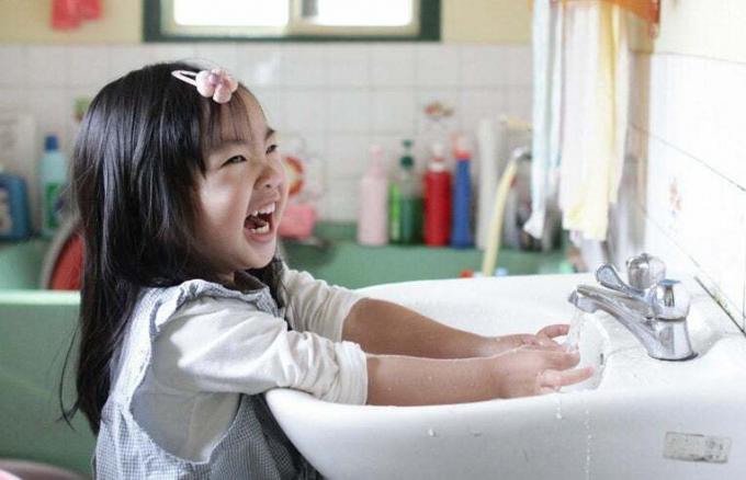 tüdruk peseb käsi