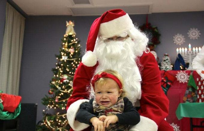 Noel Baba'nın kucağında ağlayan çocuk