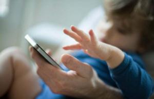 Η ανατροφή των παιδιών χωρίς τηλέφωνο βοηθά τα παιδιά, αλλά μπορεί να επιβαρύνει τις σχέσεις των ενηλίκων
