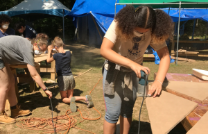 Ryhmä lapsia rakentaa uskomattoman avaruuspelastusaseman metsään