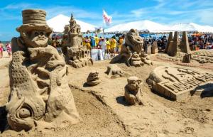 Techniky stavby hradov z piesku z 2016 Sandcastle Champs