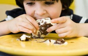 Studiu: Ce îi determină pe copii să înceapă să mănânce emoțional