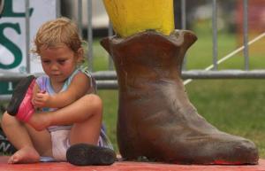 เมื่อเด็กวัยหัดเดินควรเริ่มสวมรองเท้า?