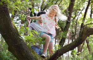Norite išmokyti vaiką laipioti medžiais? Parodykite jiems, kaip tai padaryti.