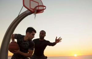 تشير الأبحاث إلى أن ممارسة الرياضة أفضل من تمارين الصالة الرياضية للرجال