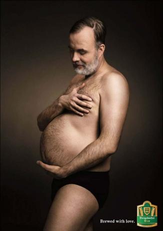 Mannen poseren als zwangere vrouwen voor bieradvertentie