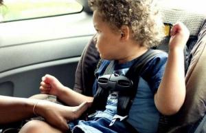 Чому я не дозволяю своїм дітям сваритися на задньому сидінні автомобіля