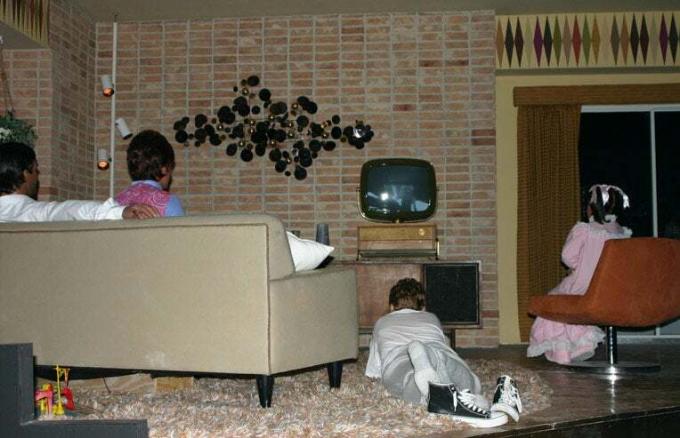 الأسرة يشاهدون التلفزيون معا