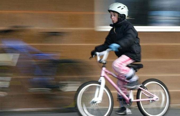 dekle, ki vozi kolo – otroške igrače