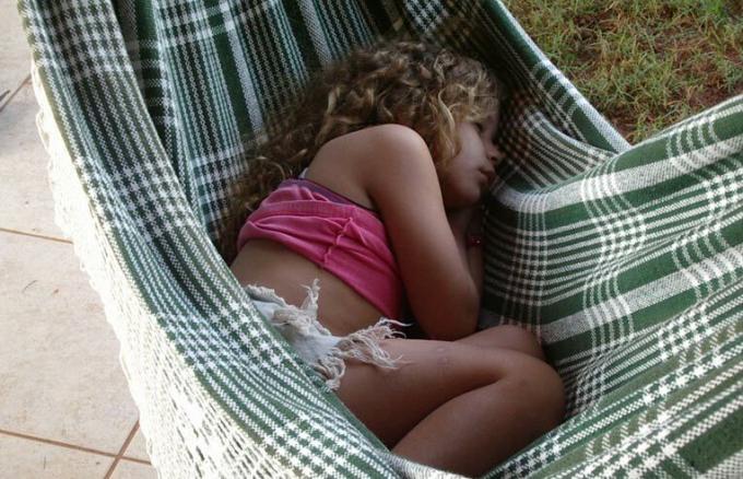 tyttö nukkuu riippumatossa