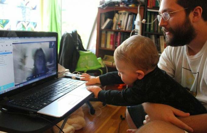 isa ja poeg kasutavad sülearvutit
