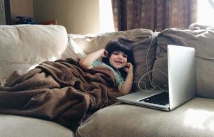Czy rodzice powinni rozmawiać na czacie wideo z dziećmi więcej czasu przed ekranem?