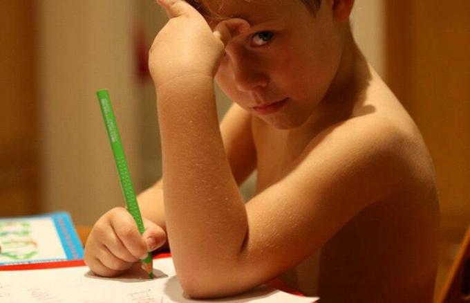 लड़का होमवर्क कर रहा है