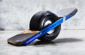 Onewheel+ on moottoroitu kaikkiin maastoon tarkoitettu rullalauta, jonka nopeus on 20 MPH